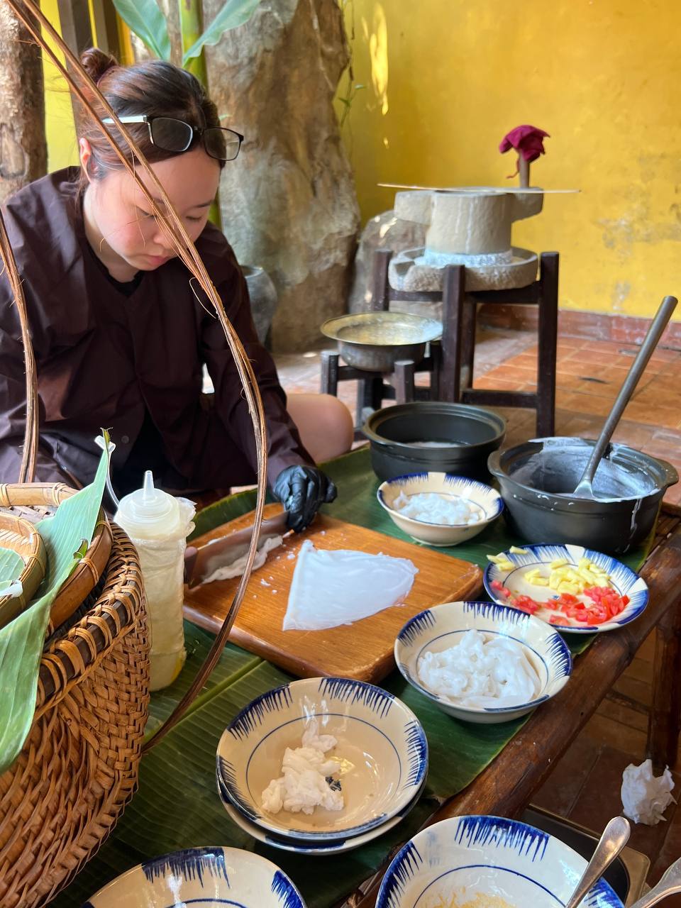 Trải nghiệm nh&agrave; h&agrave;ng c&oacute; vị tr&iacute; đắc địa nhất Hội An, tự tay l&agrave;m t&ocirc; mỳ quảng vừa &yacute; nhất cuộc đời - Ảnh 18.