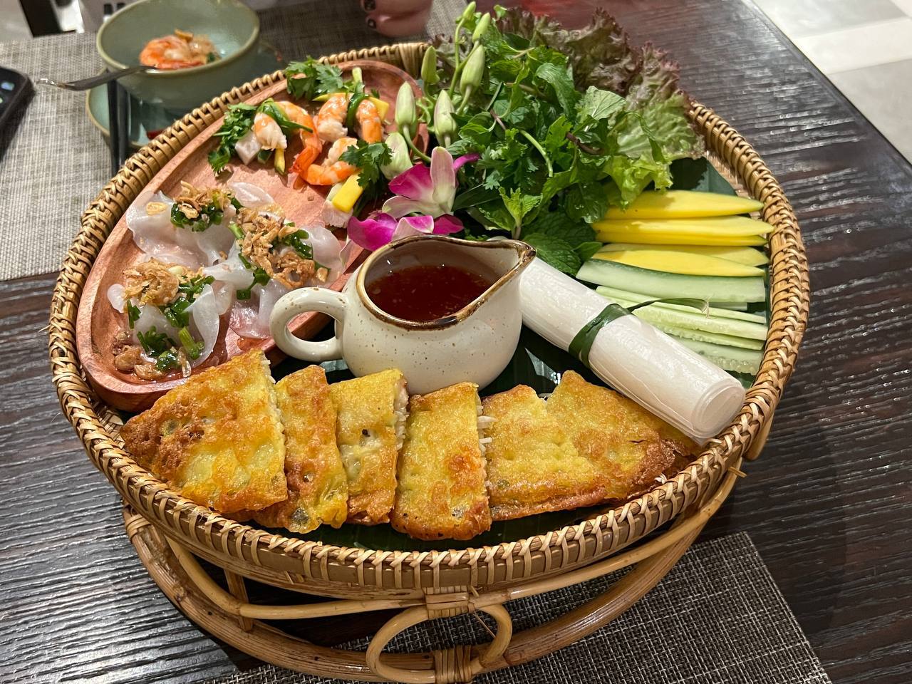 Trải nghiệm nh&agrave; h&agrave;ng c&oacute; vị tr&iacute; đắc địa nhất Hội An, tự tay l&agrave;m t&ocirc; mỳ quảng vừa &yacute; nhất cuộc đời - Ảnh 6.