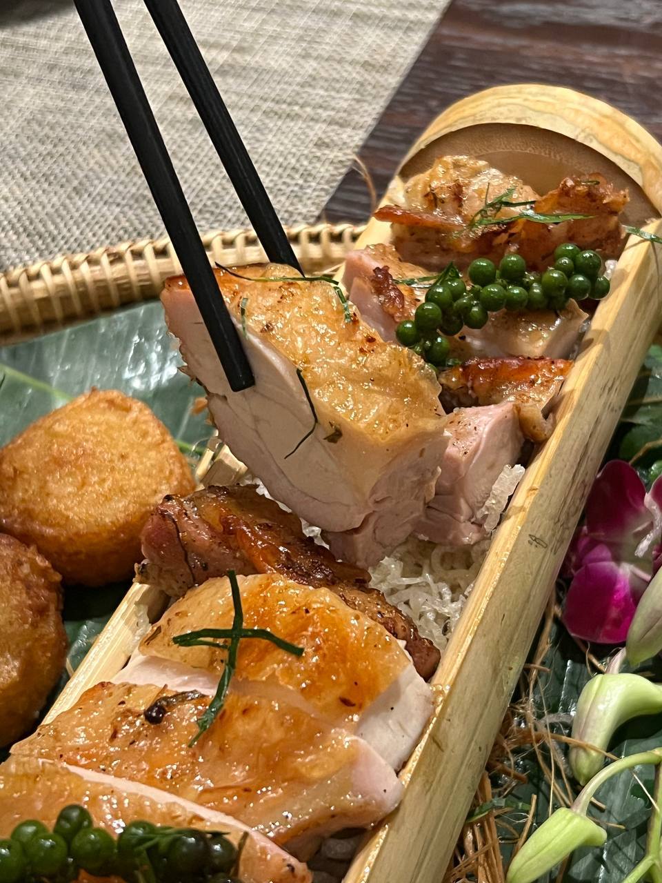 Trải nghiệm nh&agrave; h&agrave;ng c&oacute; vị tr&iacute; đắc địa nhất Hội An, tự tay l&agrave;m t&ocirc; mỳ quảng vừa &yacute; nhất cuộc đời - Ảnh 12.