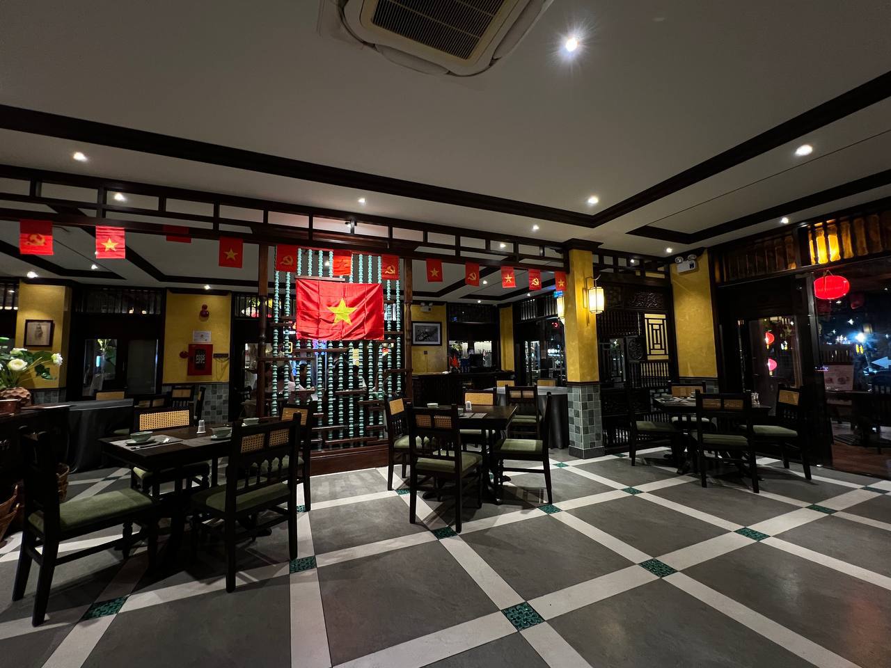Trải nghiệm nh&agrave; h&agrave;ng c&oacute; vị tr&iacute; đắc địa nhất Hội An, tự tay l&agrave;m t&ocirc; mỳ quảng vừa &yacute; nhất cuộc đời - Ảnh 3.