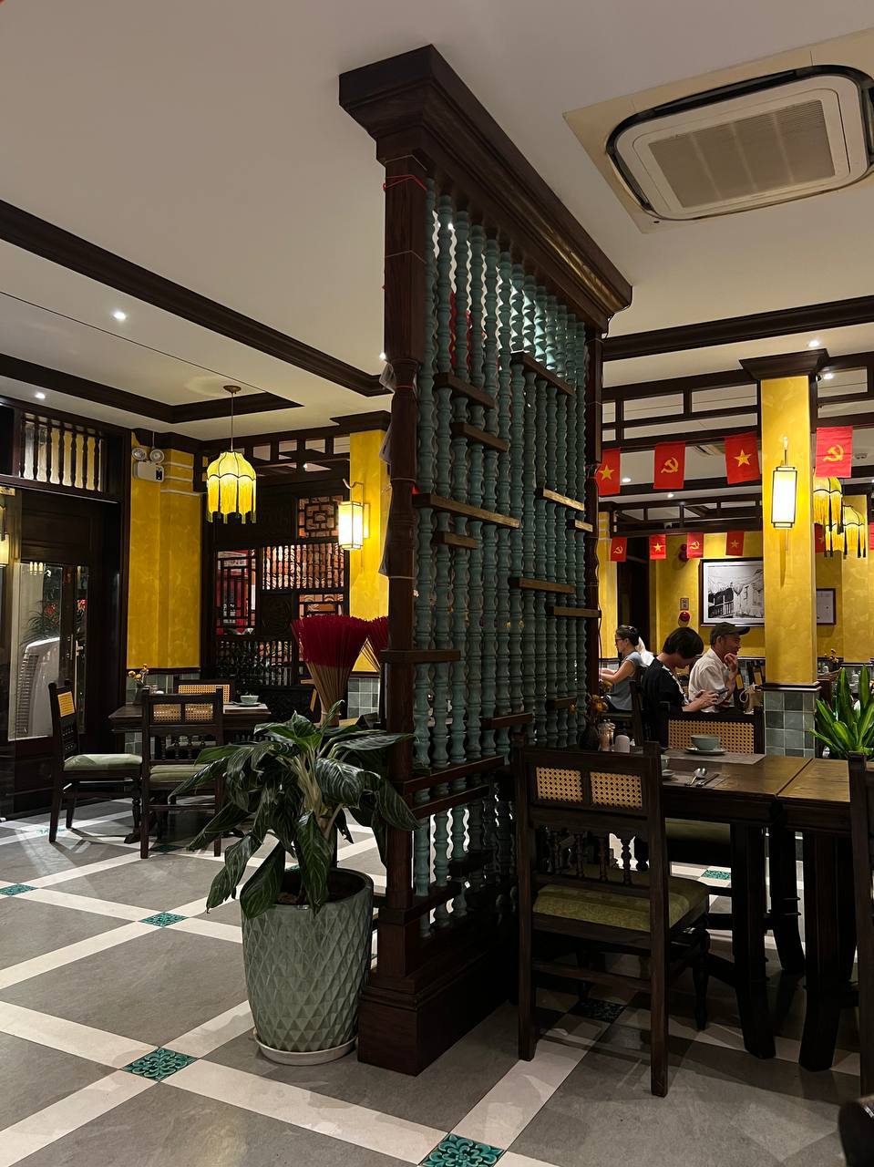 Trải nghiệm nh&agrave; h&agrave;ng c&oacute; vị tr&iacute; đắc địa nhất Hội An, tự tay l&agrave;m t&ocirc; mỳ quảng vừa &yacute; nhất cuộc đời - Ảnh 2.