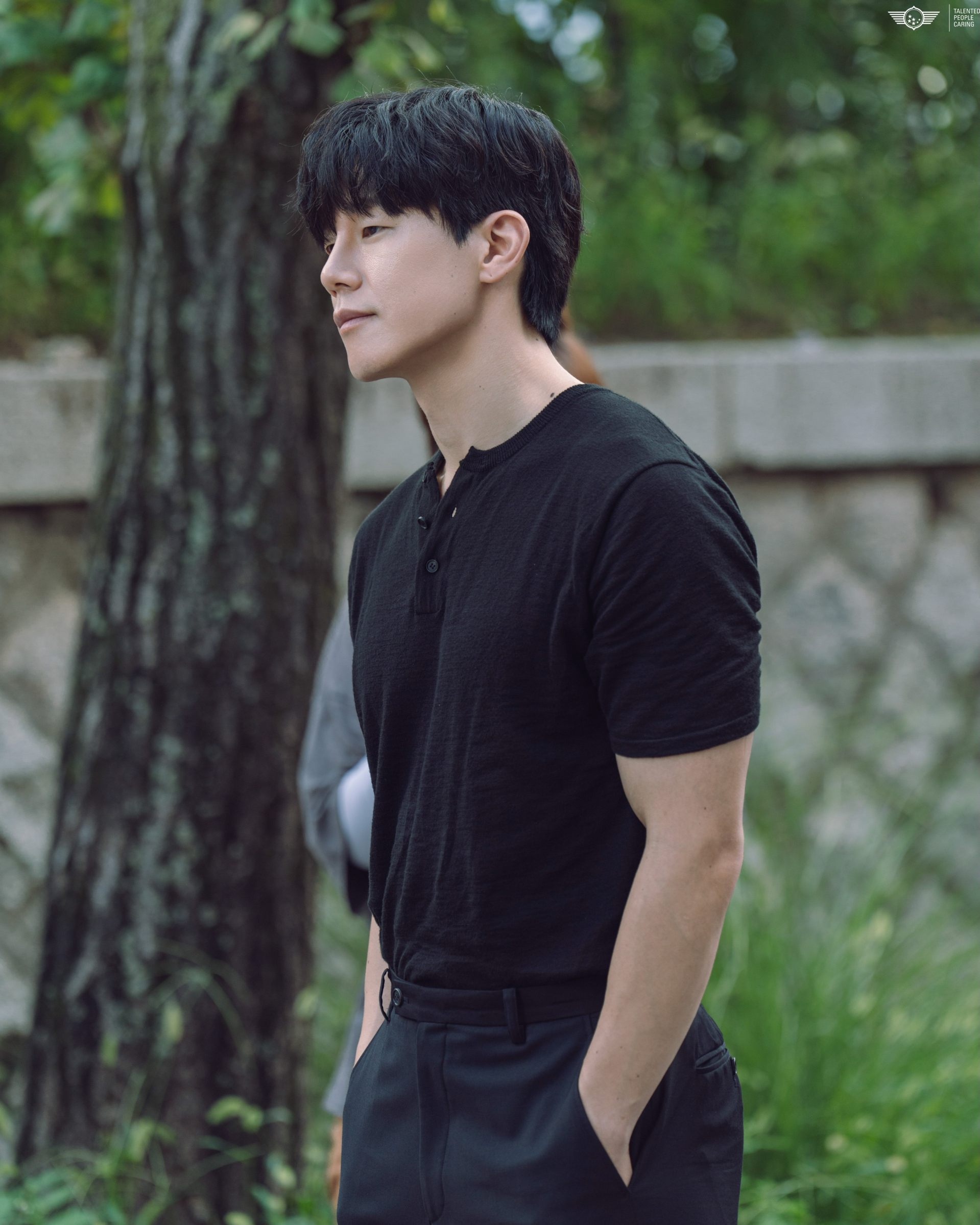 &ldquo;Thầy gi&aacute;o&rdquo; bảnh nhất l&uacute;c n&agrave;y: U50 body hết nước chấm, c&ugrave;ng vợ l&agrave;m th&agrave;nh couple mặc chất suốt một thập kỷ- Ảnh 3.
