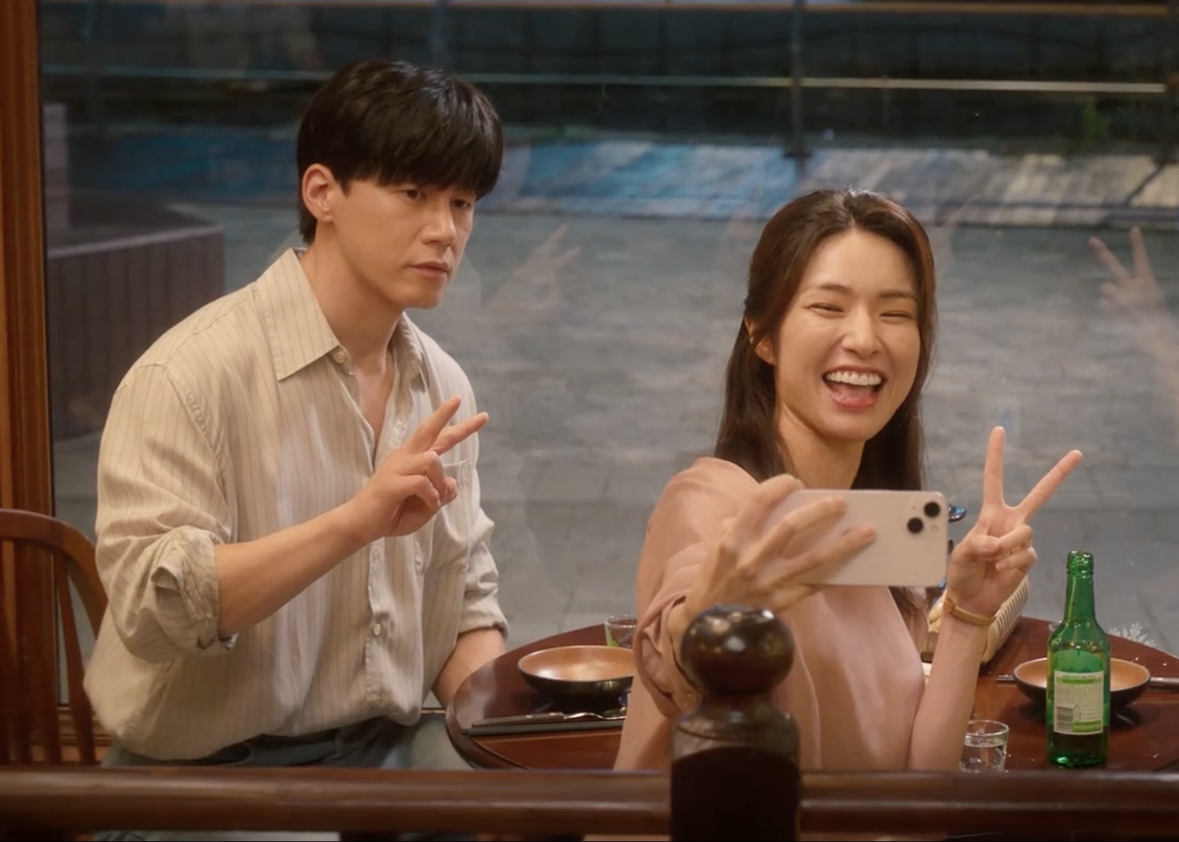 &ldquo;Thầy gi&aacute;o&rdquo; bảnh nhất l&uacute;c n&agrave;y: U50 body hết nước chấm, c&ugrave;ng vợ l&agrave;m th&agrave;nh couple mặc chất suốt một thập kỷ- Ảnh 5.