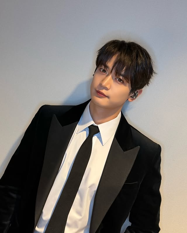 Nam thần Minho (SHINee) đổ bộ Tân Sơn Nhất: Visual đời thực sáng bừng cả sân bay- Ảnh 15. Nam thần Minho (SHINee) đổ bộ Tân Sơn Nhất: Visual đời thực sáng bừng cả sân bay- Ảnh 15.