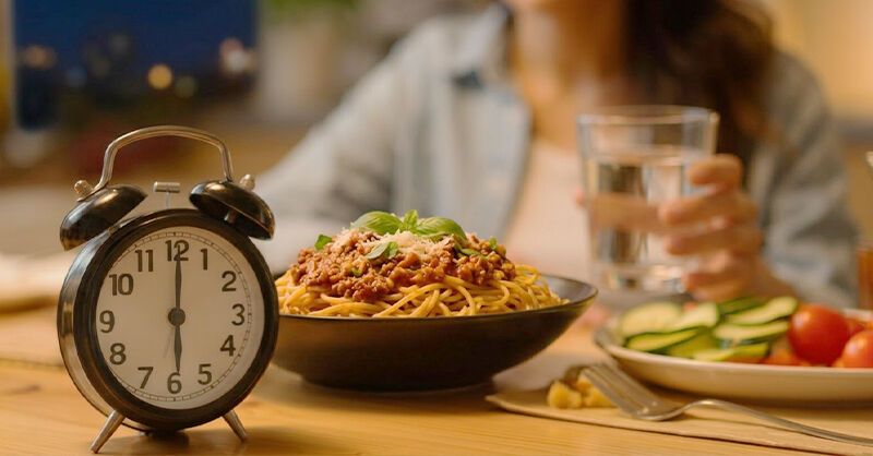 Nghiện ăn đ&ecirc;m khiến cơ thể bật chế độ t&iacute;ch mỡ, b&aacute;c sĩ chỉ ra 2 m&oacute;n cứu c&aacute;nh- Ảnh 1.