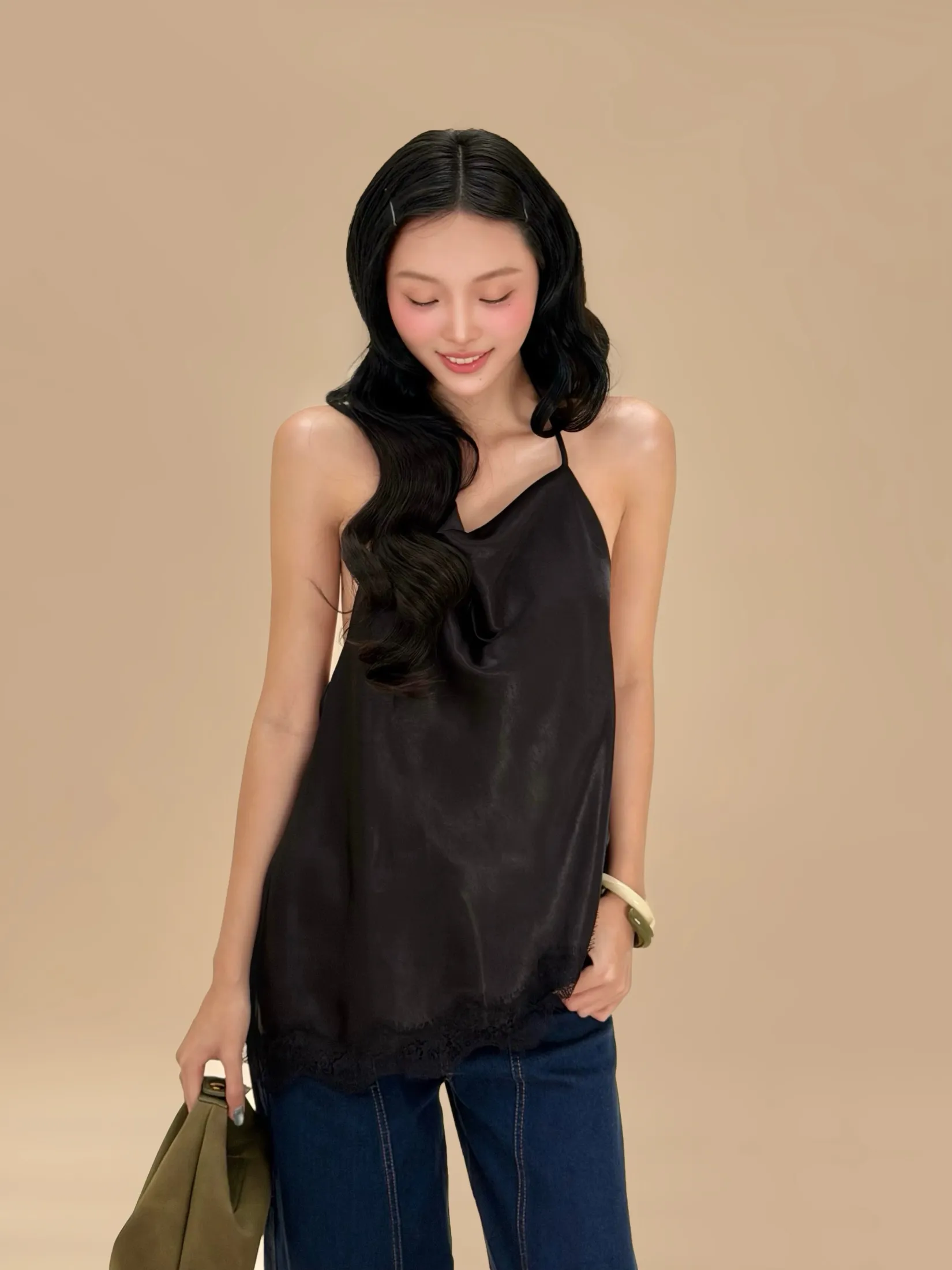&Aacute;o lụa đ&iacute;nh ren đang hot rần rần, nhưng mặc sao để đẹp m&agrave; kh&ocirc;ng lo "giống đồ ngủ"- Ảnh 8.