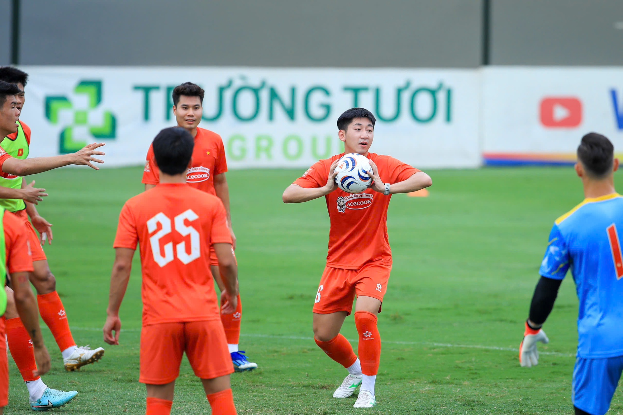 Đ&igrave;nh Bắc cười tươi hết cỡ, biểu cảm n&agrave;o cũng đ&aacute;ng y&ecirc;u  trong ng&agrave;y ĐT Việt Nam "bỏ đ&aacute; b&oacute;ng" "chơi b&oacute;ng rổ"- Ảnh 6.