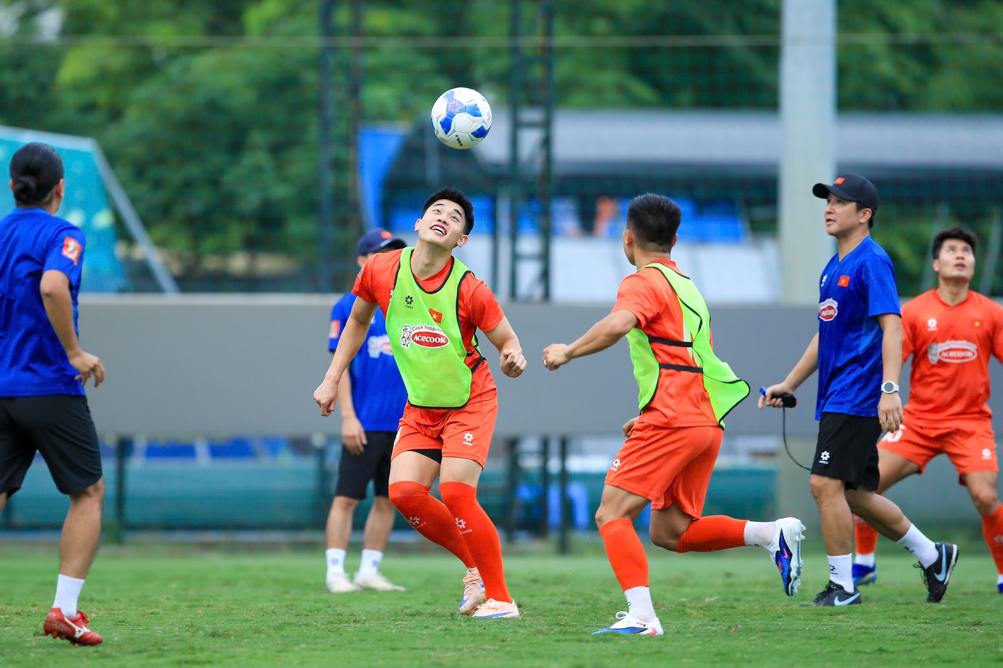 Đ&igrave;nh Bắc cười tươi hết cỡ, biểu cảm n&agrave;o cũng đ&aacute;ng y&ecirc;u  trong ng&agrave;y ĐT Việt Nam "bỏ đ&aacute; b&oacute;ng" "chơi b&oacute;ng rổ"- Ảnh 1.