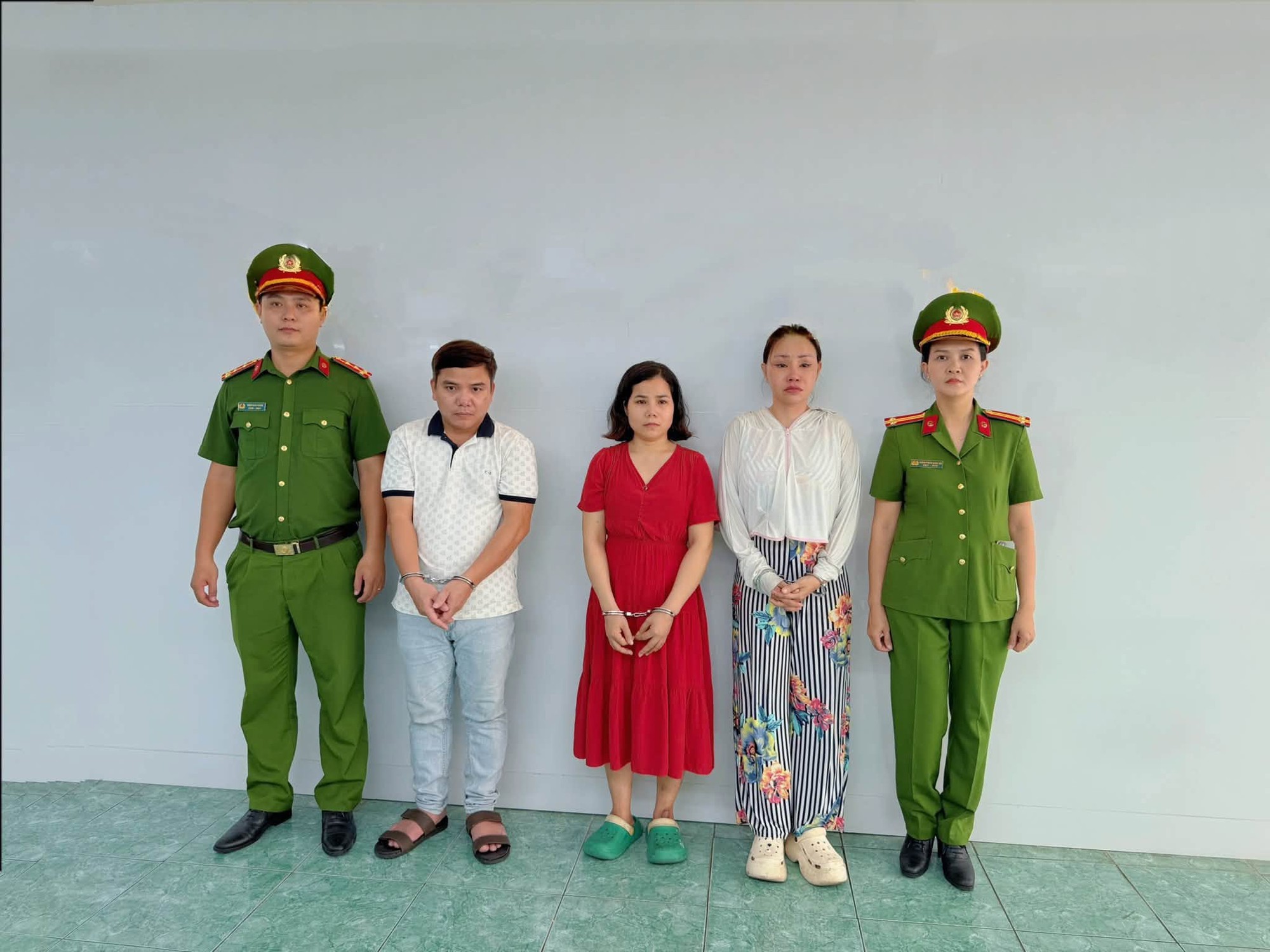 Cô gái tử vong sau khi truyền trắng da tại căn hộ ở TP.HCM, 3 người bị bắt- Ảnh 1.