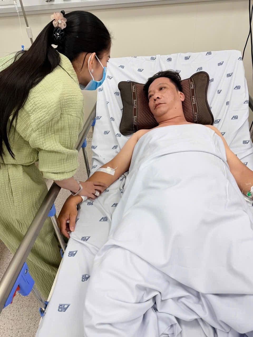 Nam nghệ sĩ Việt bị đột quỵ tại s&acirc;n khấu: Gia cảnh kh&oacute; khăn, chạy xe c&ocirc;ng nghệ kiếm sống- Ảnh 1.