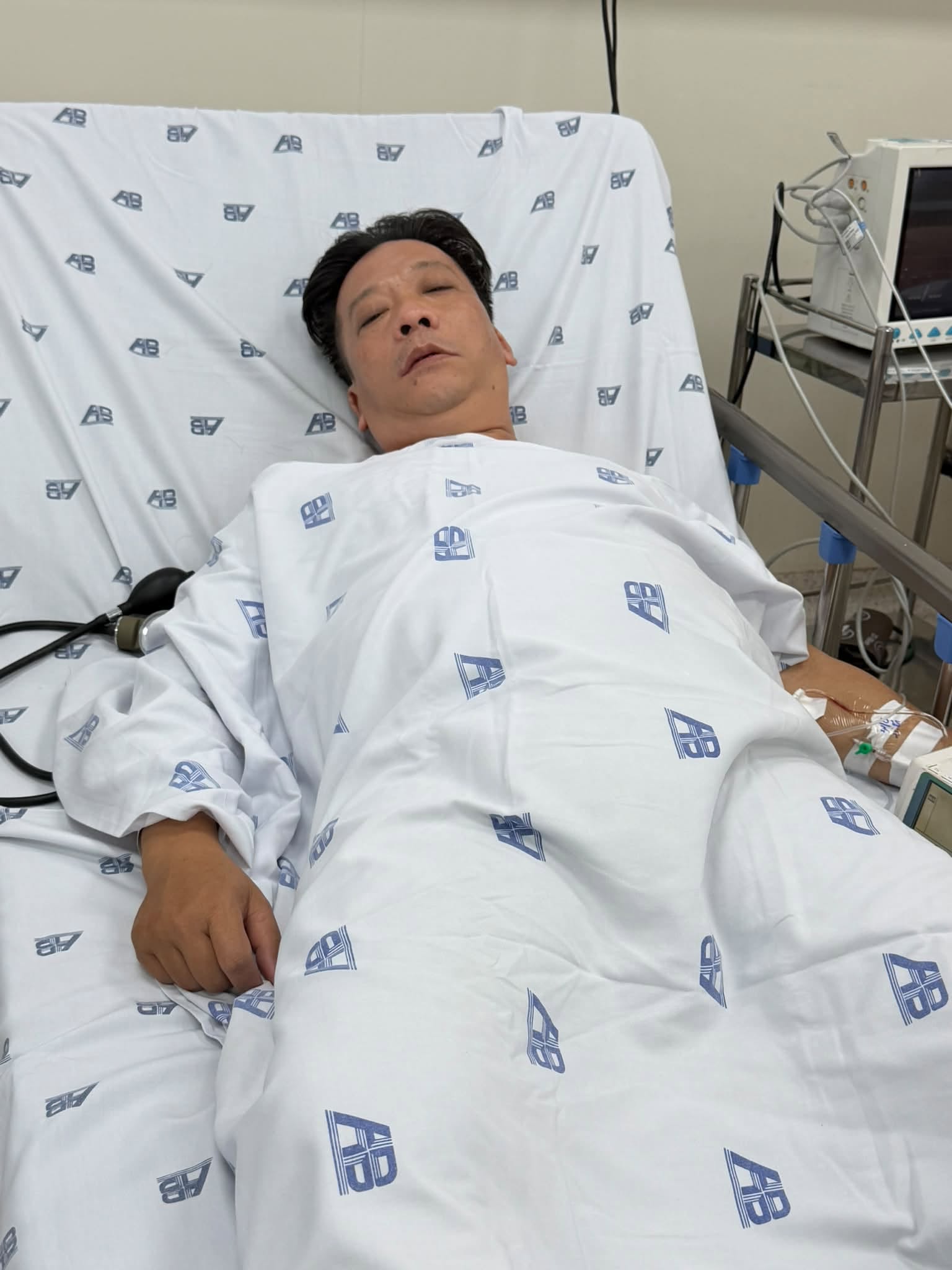 Nam nghệ sĩ Việt bị đột quỵ tại s&acirc;n khấu: Gia cảnh kh&oacute; khăn, chạy xe c&ocirc;ng nghệ kiếm sống- Ảnh 3.