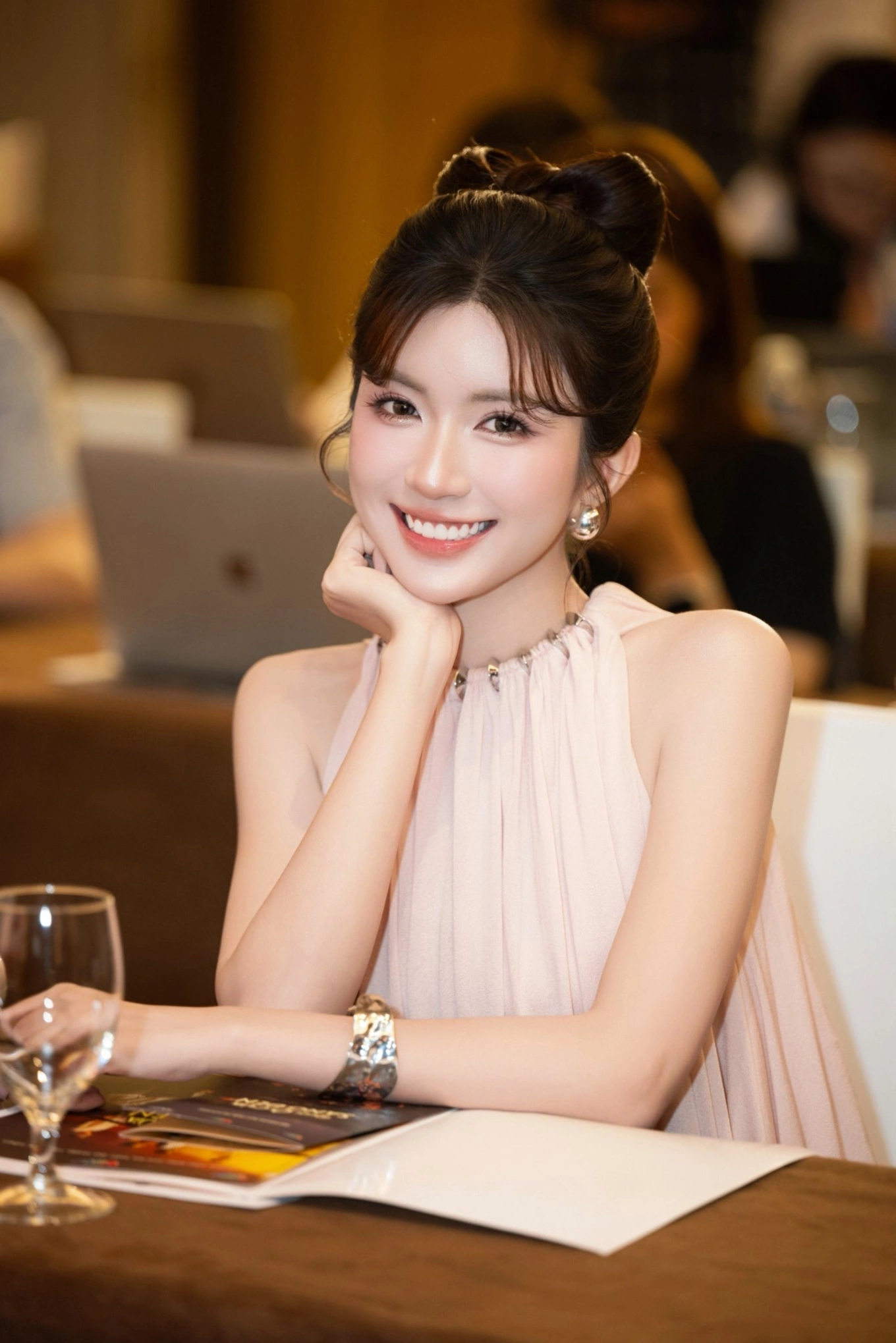 Vbiz c&oacute; c&ocirc; g&aacute;i bị mỉa mai khắp MXH đến mức phải xin netizen &ldquo;k&igrave;m chế&rdquo;, visual s&aacute;ng trưng nhưng kh&oacute; ưa v&ocirc; c&ugrave;ng- Ảnh 4.