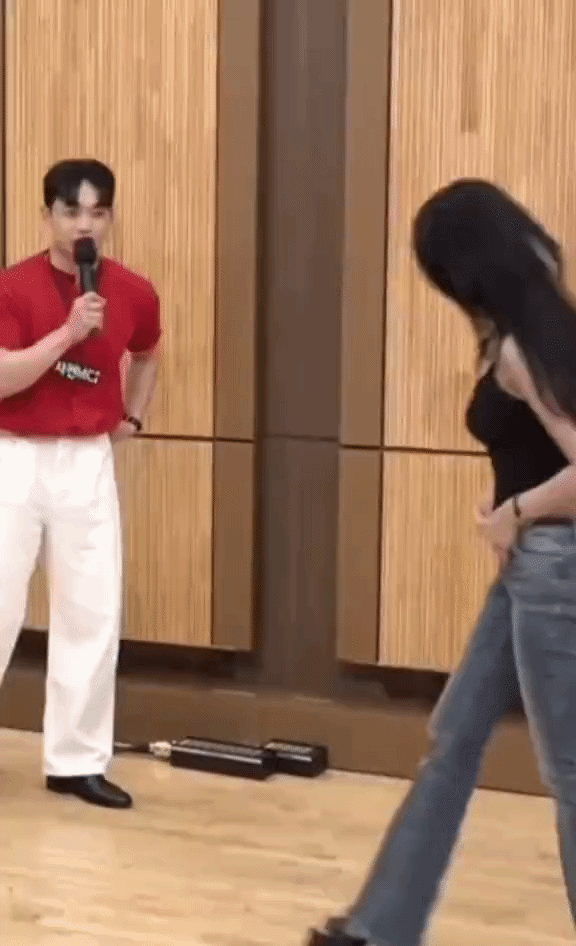 Showbiz ph&aacute;t hiện 1 mỹ nh&acirc;n "mặt học sinh, body phụ huynh": Mặc g&igrave; cũng cuốn kh&oacute; tả - Ảnh 4.