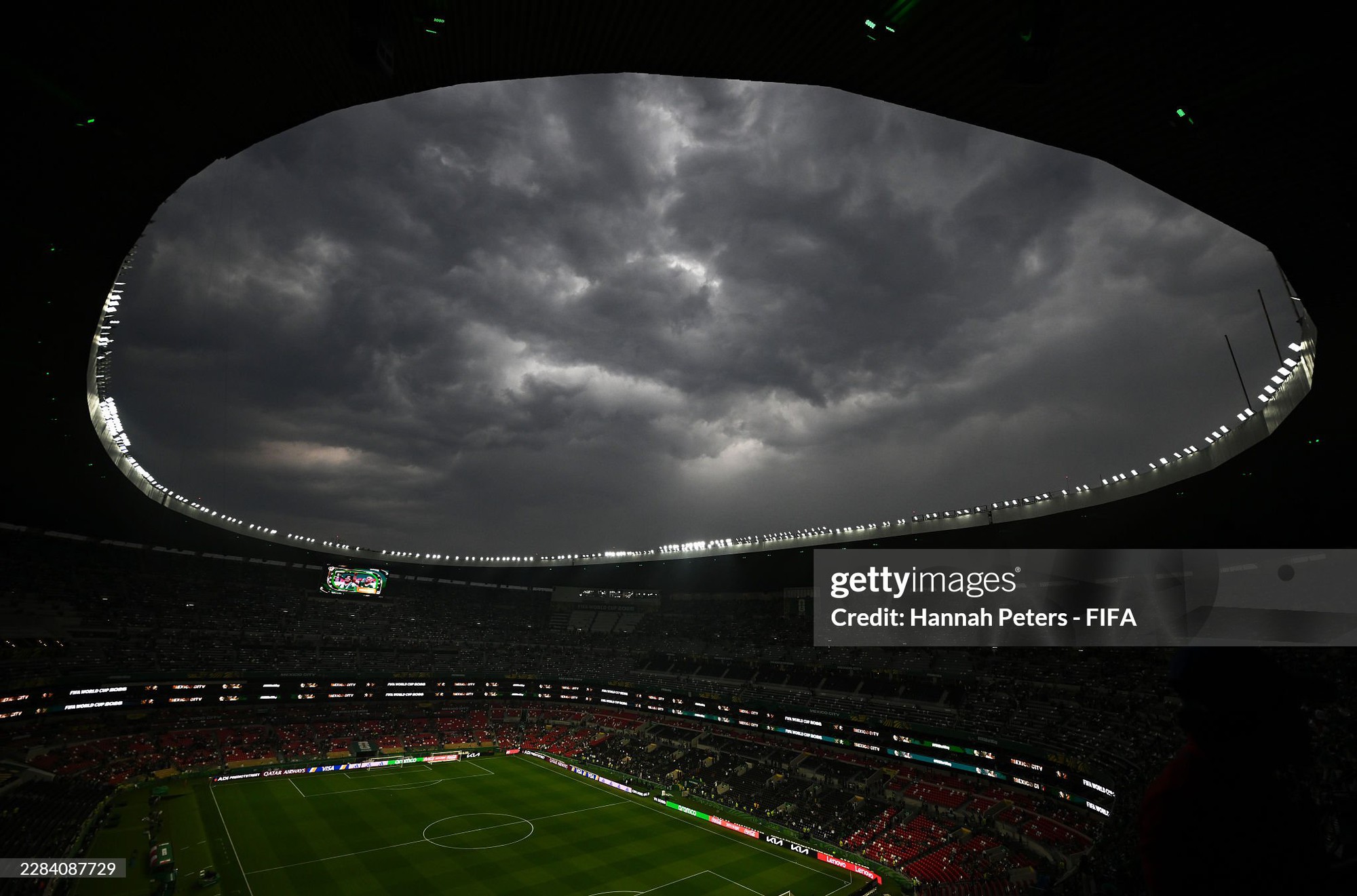 Trận Mexico vs Ecuador tại vòng 32 đội World Cup bị hoãn một tiếng vì mưa lớn kèm sấm sét, FIFA ra thông báo khẩn - Ảnh 1.