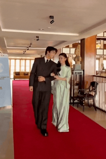 Bắt gặp cặp sao Việt c&ograve;n nợ cả nước c&aacute;i kết đẹp c&ocirc;ng khai t&igrave;nh tứ, ai cũng tấm tắc &ldquo;đ&acirc;y ch&iacute;nh l&agrave; ho&agrave; b&igrave;nh&rdquo;- Ảnh 2.