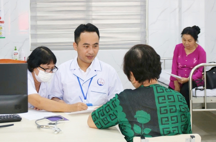 Từ h&ocirc;m nay, 9,2 triệu người H&agrave; Nội được kh&aacute;m sức khỏe miễn ph&iacute;- Ảnh 1.
