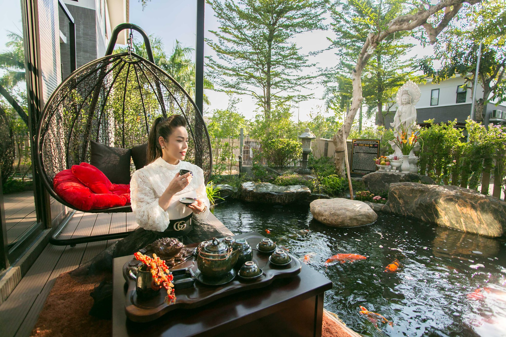 Nữ chủ tịch l&agrave; mẹ đơn th&acirc;n showbiz, ng&agrave;y c&agrave;ng n&oacute;ng bỏng sau ly h&ocirc;n, nu&ocirc;i con trong biệt thự 20 tỷ - Ảnh 8.