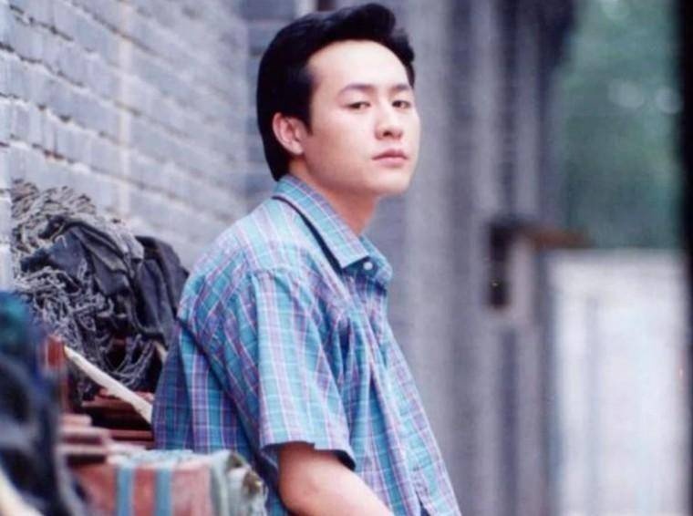 Nam diễn viên bị 800 đoàn phim từ chối vì “thấp như chú lùn”, giờ đứng trên đỉnh showbiz ai cũng phải ngước nhìn- Ảnh 2.