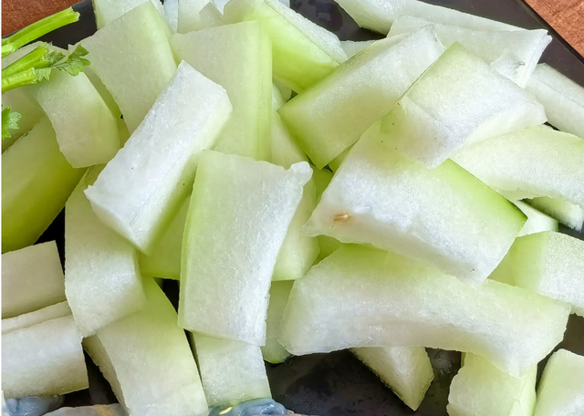 Mùa hè, thứ cần "dọn dẹp" nhất không phải mạch máu mà là đường ruột: 3 loại rau đúng mùa càng ăn càng nhẹ bụng, mát người - Ảnh 2.