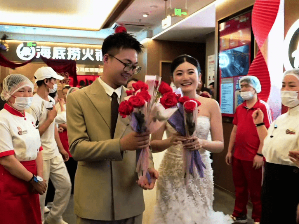 Cặp đôi tổ chức đám cưới ở Haidilao, mời 305 khách, đãi 30 bàn tiệc: Công khai hóa đơn khiến nhiều người bất ngờ- Ảnh 1.