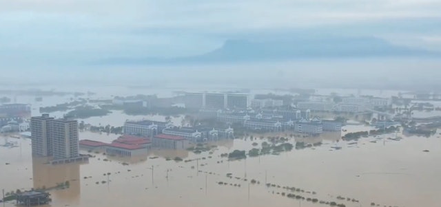 &ldquo;Ph&aacute;p sư Trung Hoa&rdquo; tạo cầu phao &ldquo;thả ra l&agrave; c&oacute; chỗ cho 500 người&rdquo; để cứu hộ 12.000 gi&aacute;o vi&ecirc;n, học sinh trong nước lũ - Ảnh 1.