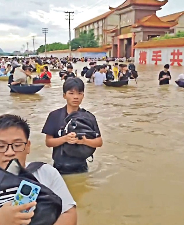 &ldquo;Ph&aacute;p sư Trung Hoa&rdquo; tạo cầu phao &ldquo;thả ra l&agrave; c&oacute; chỗ cho 500 người&rdquo; để cứu hộ 12.000 gi&aacute;o vi&ecirc;n, học sinh trong nước lũ - Ảnh 3.
