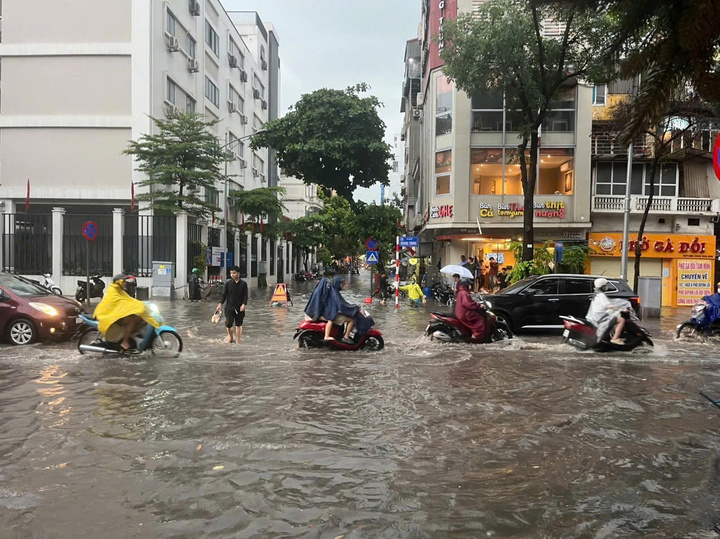 H&agrave; Nội l&yacute; giải cảnh ngập cục bộ một số tuyến đường sau nửa giờ mưa lớn- Ảnh 1.