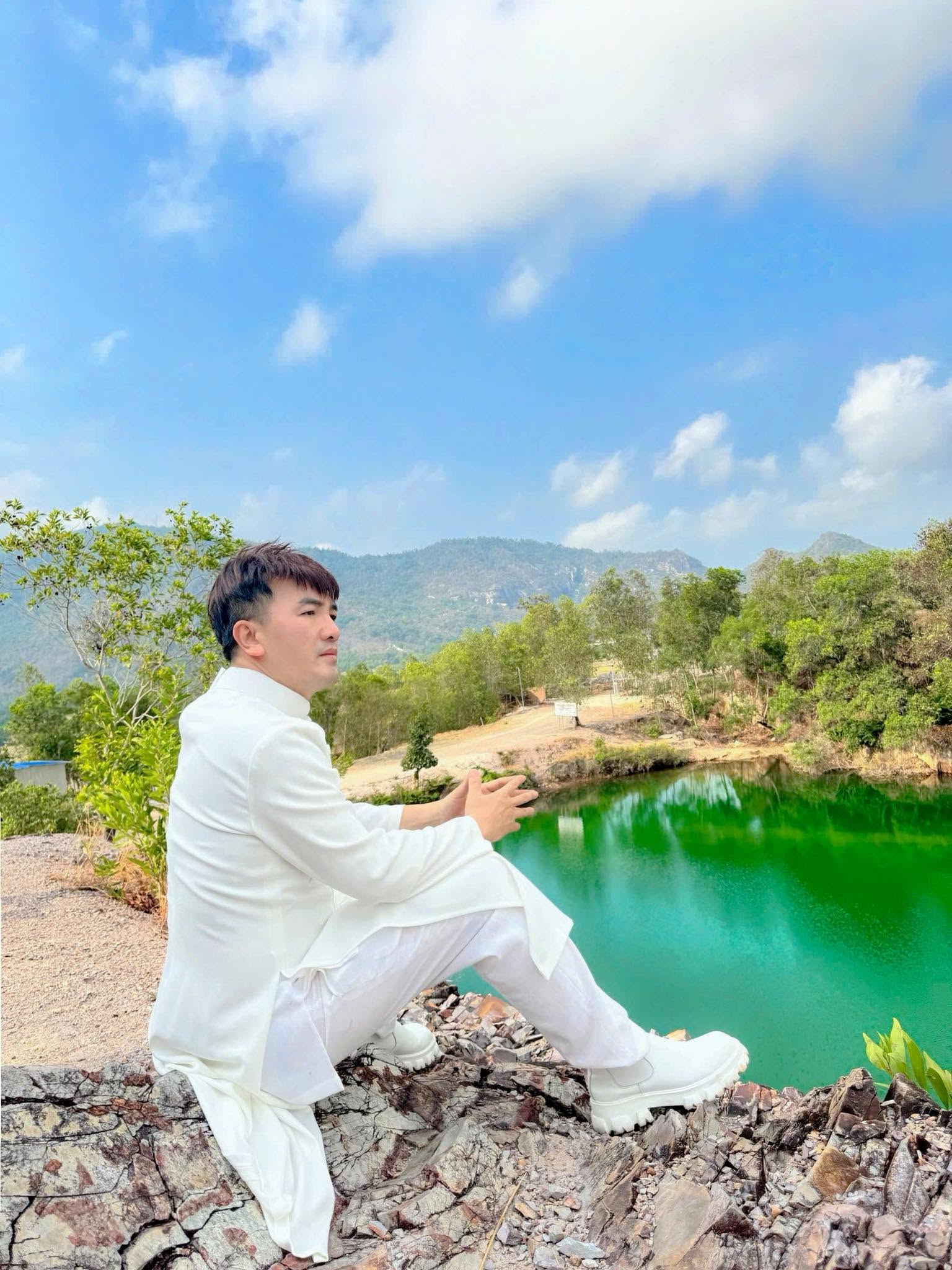 Nam ca sĩ mua kh&aacute;ch sạn 6 tầng l&agrave;m nh&agrave;, cưới vợ vừa đẹp, vừa nhẫn nhịn, bỏ rượu ch&egrave;, sống tu tập- Ảnh 2.