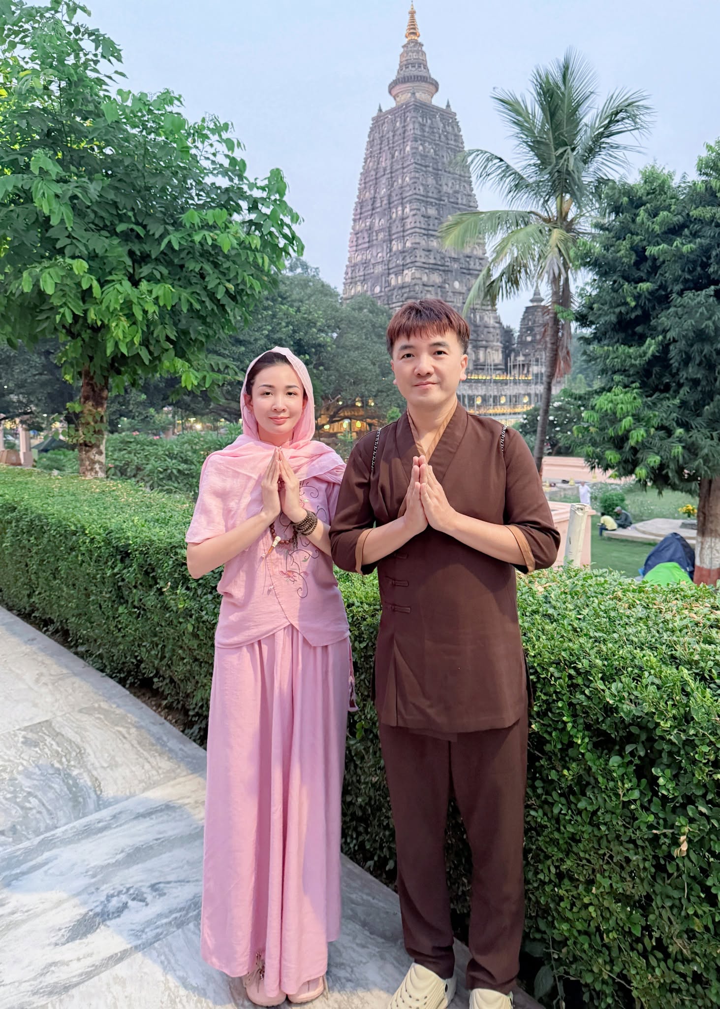 Nam ca sĩ mua kh&aacute;ch sạn 6 tầng l&agrave;m nh&agrave;, cưới vợ vừa đẹp, vừa nhẫn nhịn, bỏ rượu ch&egrave;, sống tu tập- Ảnh 8.