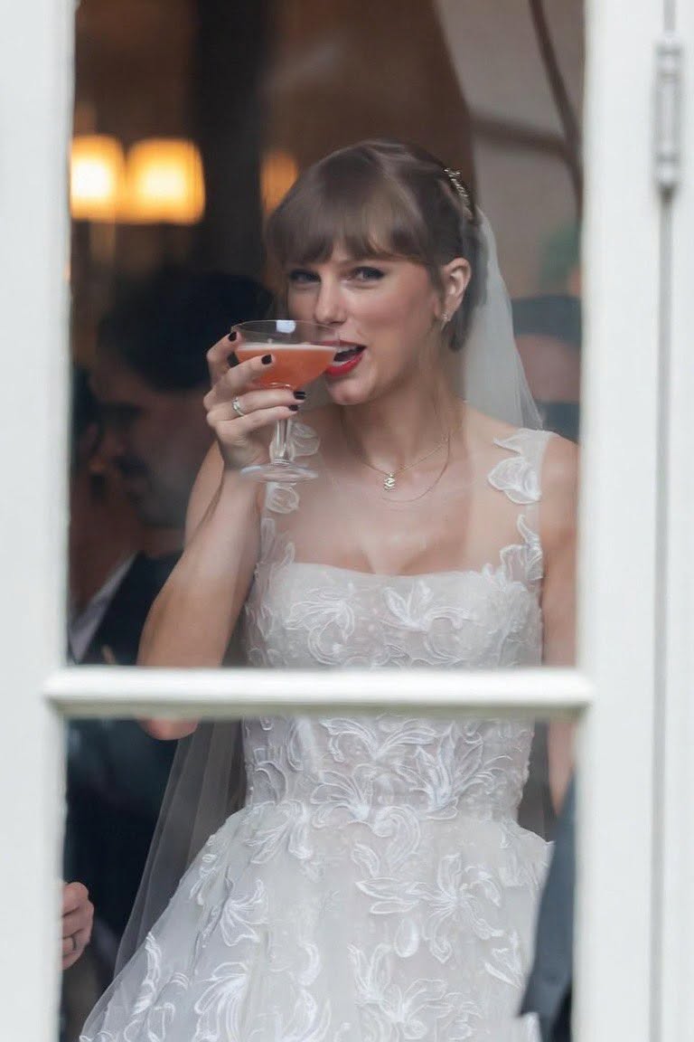 Sức h&uacute;t khủng khiếp của Taylor Swift: Đến r&aacute;c trong si&ecirc;u đ&aacute;m cưới cũng b&aacute;n &ldquo;ch&aacute;y h&agrave;ng&rdquo;- Ảnh 5.