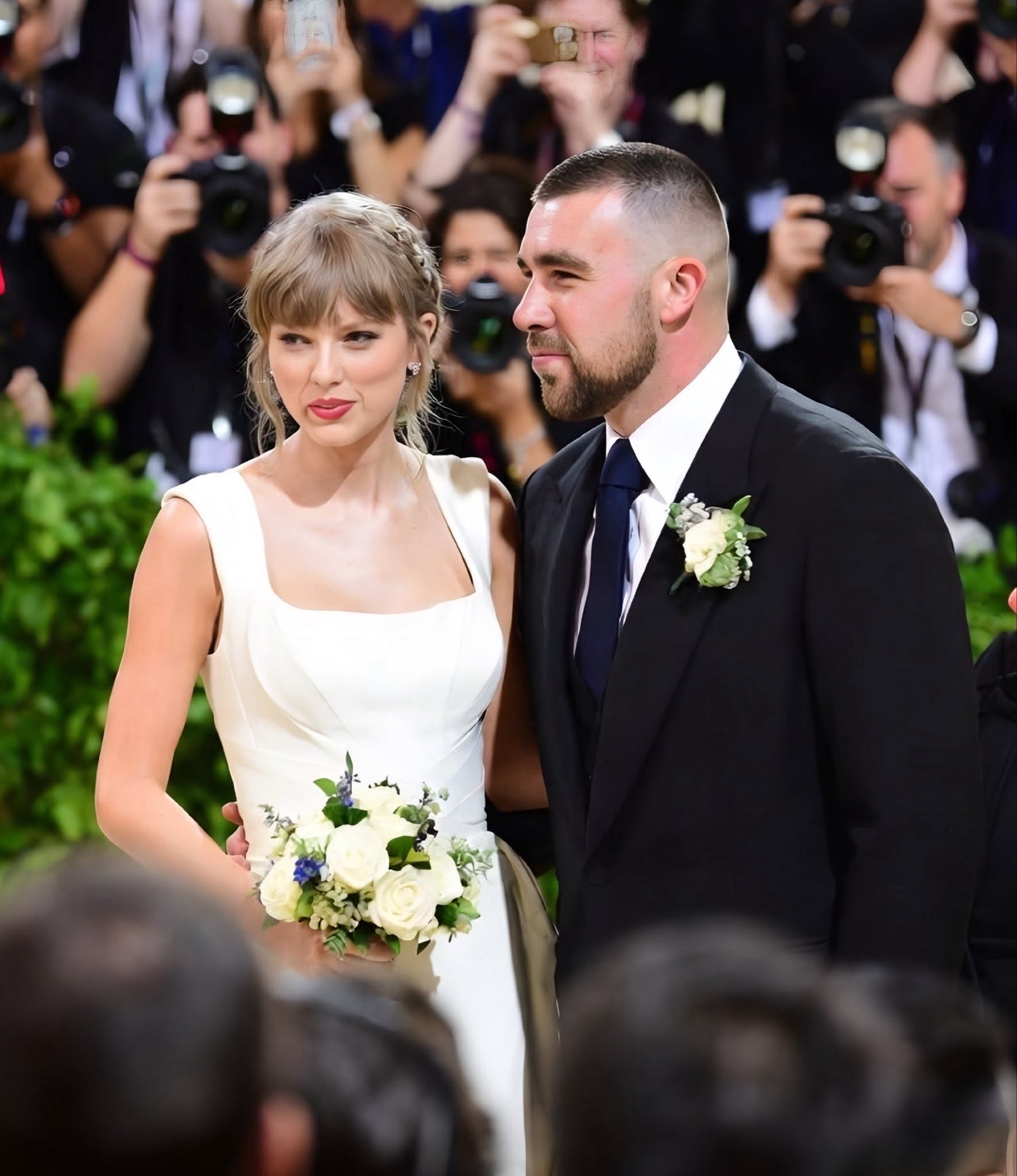 Sức h&uacute;t khủng khiếp của Taylor Swift: Đến r&aacute;c trong si&ecirc;u đ&aacute;m cưới cũng b&aacute;n &ldquo;ch&aacute;y h&agrave;ng&rdquo;- Ảnh 1.