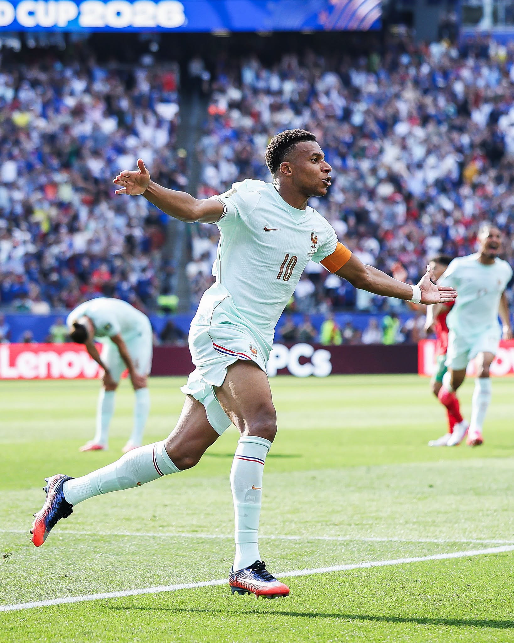 Phóng viên hỏi "có cảm thấy khó khăn không khi bạn thân Hakimi buồn bã sau thất bại", Mbappe đáp: Không- Ảnh 2.