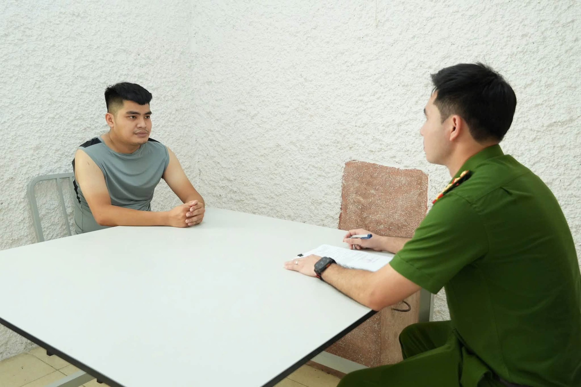 Mua quần &aacute;o, ph&ugrave; hiệu, biển số xe để giả danh c&ocirc;ng an cưỡng đoạt 100.000 đồng: Nguyễn B&aacute; Nghĩa SN 2001 bị khởi tố- Ảnh 1.
