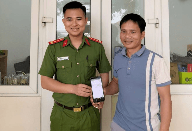 C&ocirc;ng an điều tra số t&agrave;i khoản tại ng&acirc;n h&agrave;ng ACB nhận 320 triệu đồng, thanh ni&ecirc;n SN 2005 được mời l&agrave;m việc với cơ quan chức năng - Ảnh 1.