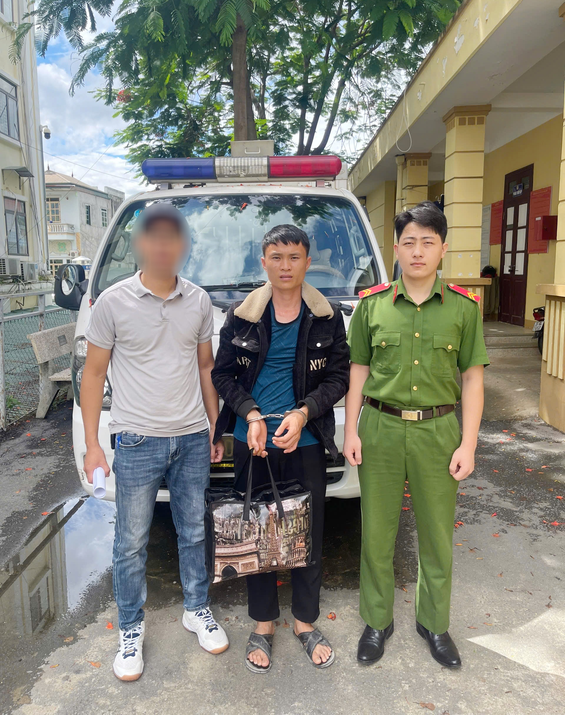 Lò Văn Thái 29 tuổi ra đầu thú- Ảnh 1.