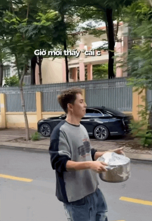 Nam ca sĩ Việt l&aacute;i Porsche đi giao thịt kho: Nổi tiếng sau 1 hit, loay hoay 8 năm chưa thể &ldquo;tho&aacute;t v&ograve;ng&rdquo; - Ảnh 2.