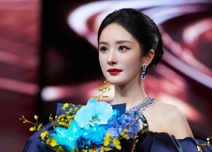Từng bị chỉ tr&iacute;ch bỏ b&ecirc; con g&aacute;i, Dương Mịch đ&atilde; trả lời phỏng vấn ra sao m&agrave; d&acirc;n mạng "quay xe", từ ch&ecirc; th&agrave;nh xu&yacute;t xoa khen c&aacute;ch c&ocirc; dạy con?- Ảnh 1.