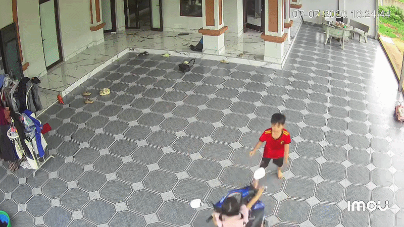 Hai đứa trẻ đang tự chơi ngo&agrave;i s&acirc;n bỗng gặp sự cố hy hữu, phụ huynh phải cắt camera đăng khắp nơi để cảnh b&aacute;o- Ảnh 1.