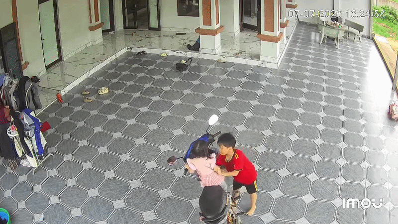 Hai đứa trẻ đang tự chơi ngo&agrave;i s&acirc;n bỗng gặp sự cố hy hữu, phụ huynh phải cắt camera đăng khắp nơi để cảnh b&aacute;o- Ảnh 2.
