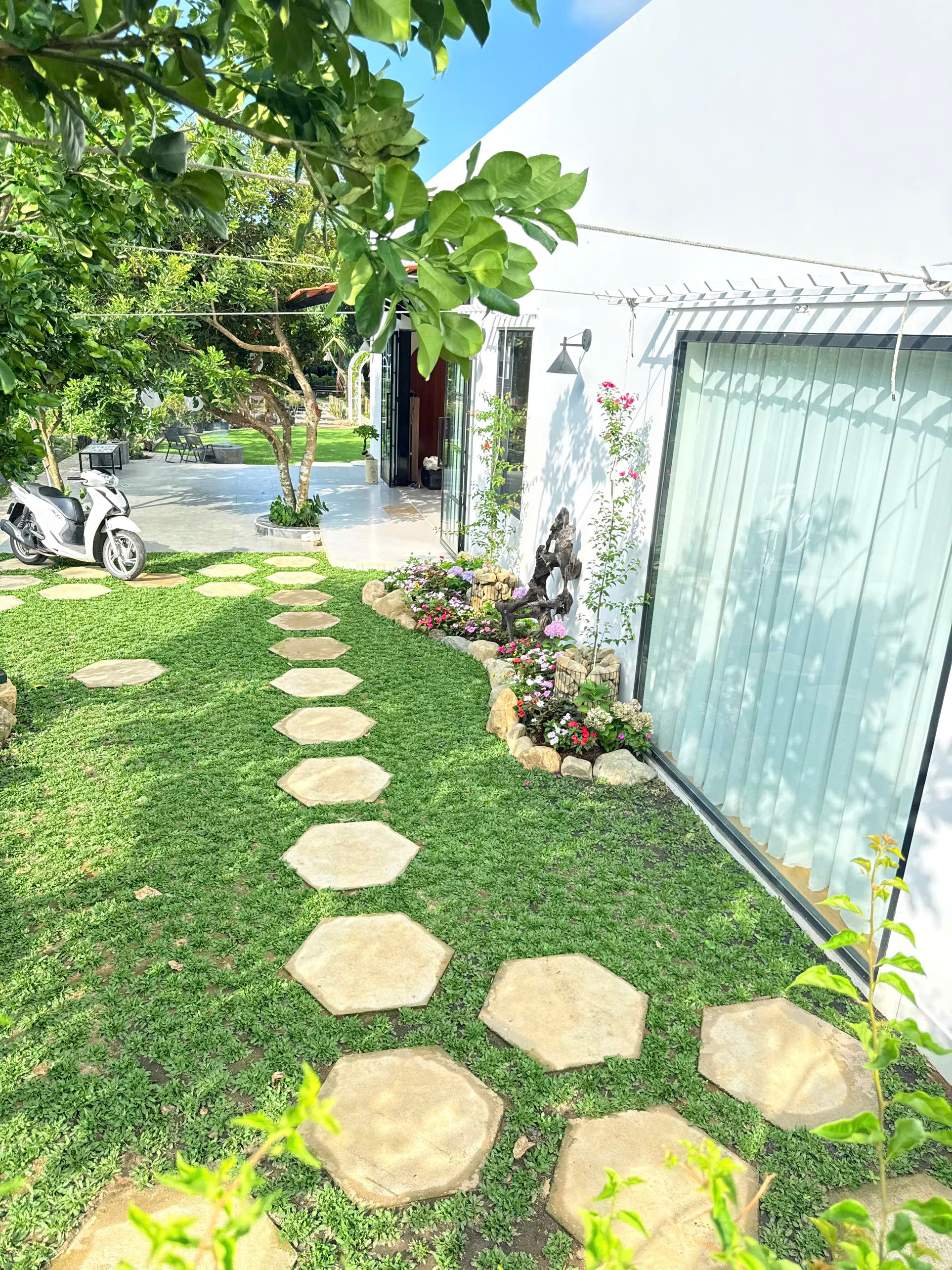 32 tuổi bỏ phố về qu&ecirc;, vợ chồng trẻ L&acirc;m Đồng chi 1,15 tỷ x&acirc;y nh&agrave; vườn 144m&sup2;, tiết lộ 3 khoản gi&uacute;p tiết kiệm h&agrave;ng trăm triệu đồng- Ảnh 9.