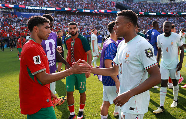 Phóng viên hỏi "có cảm thấy khó khăn không khi bạn thân Hakimi buồn bã sau thất bại", Mbappe đáp: Không- Ảnh 1.