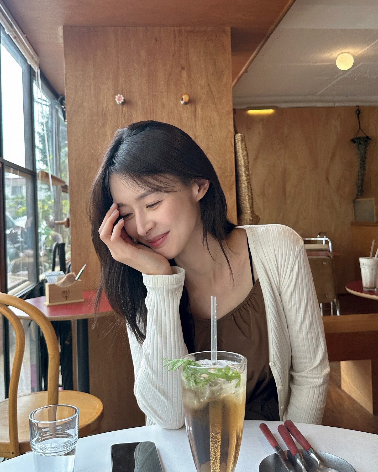 T&igrave;nh tin đồn của Lee Jong Suk từng khoe body cực phẩm tr&ecirc;n đường phố Việt Nam, visual khiến ai đứng cạnh cũng dễ bị lu mờ- Ảnh 11.