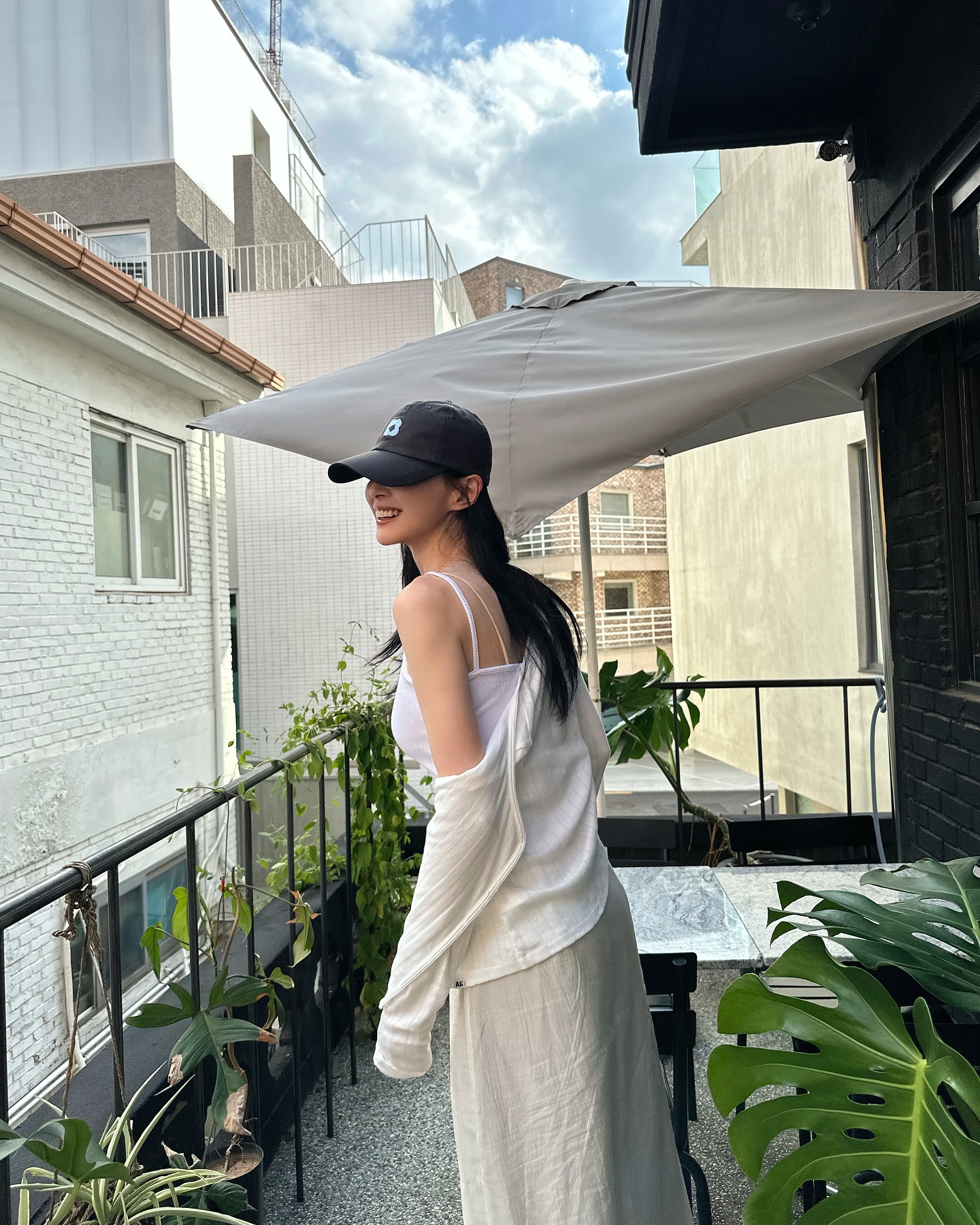 T&igrave;nh tin đồn của Lee Jong Suk từng khoe body cực phẩm tr&ecirc;n đường phố Việt Nam, visual khiến ai đứng cạnh cũng dễ bị lu mờ- Ảnh 20.