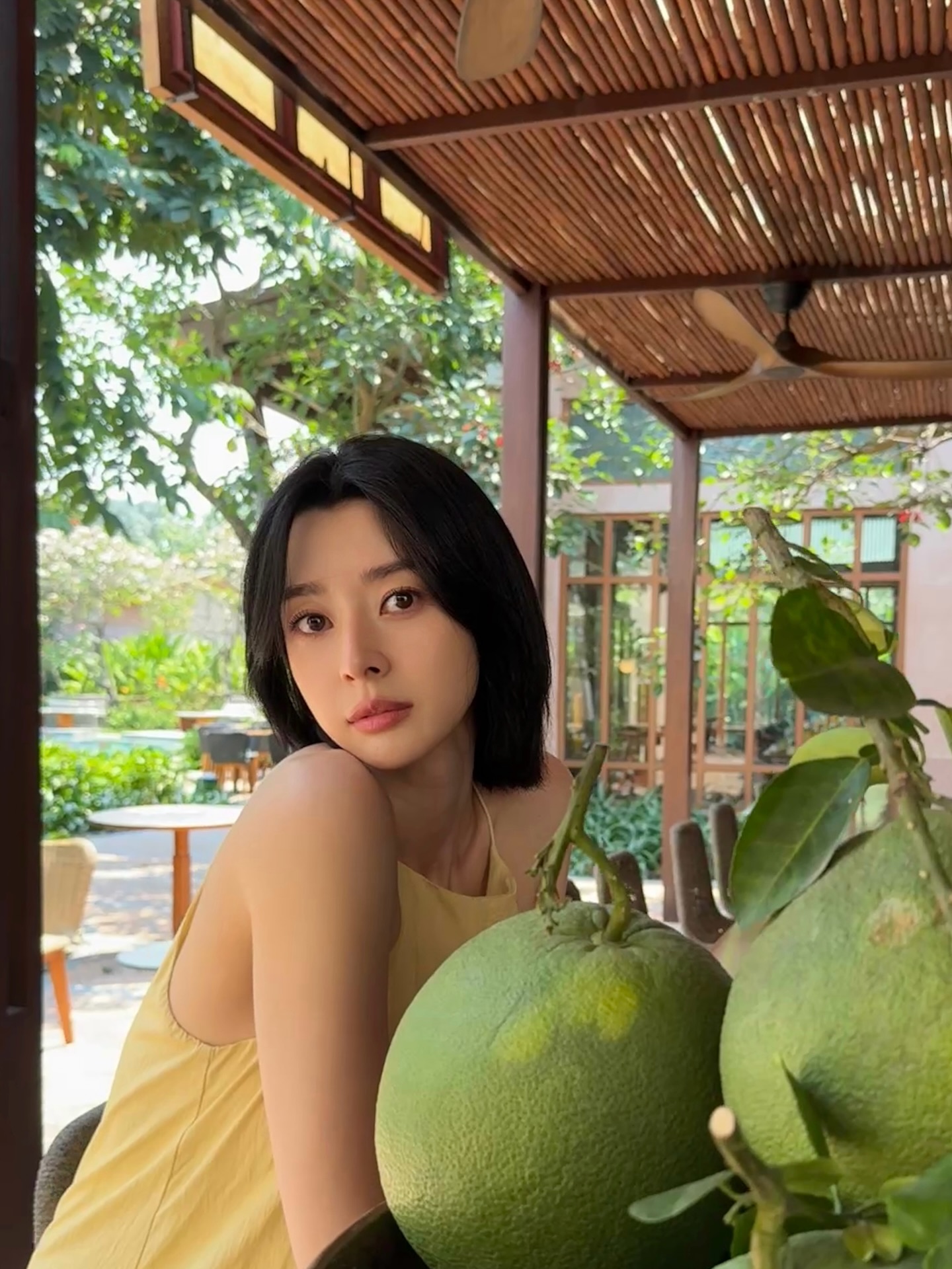 T&igrave;nh tin đồn của Lee Jong Suk từng khoe body cực phẩm tr&ecirc;n đường phố Việt Nam, visual khiến ai đứng cạnh cũng dễ bị lu mờ- Ảnh 9.