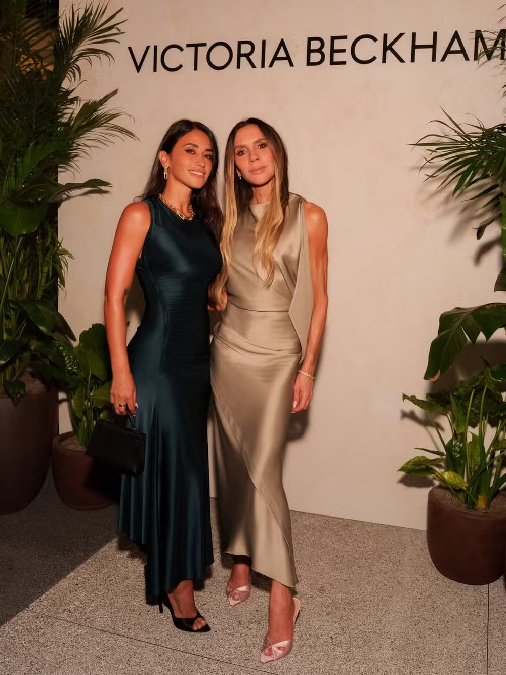 Khung h&igrave;nh quyền lực nhất l&agrave;ng WAGs thế giới: Vợ Messi đọ sắc c&ugrave;ng Victoria Beckham, kh&iacute; chất sang - xịn kh&oacute; ai b&igrave; kịp!- Ảnh 4.