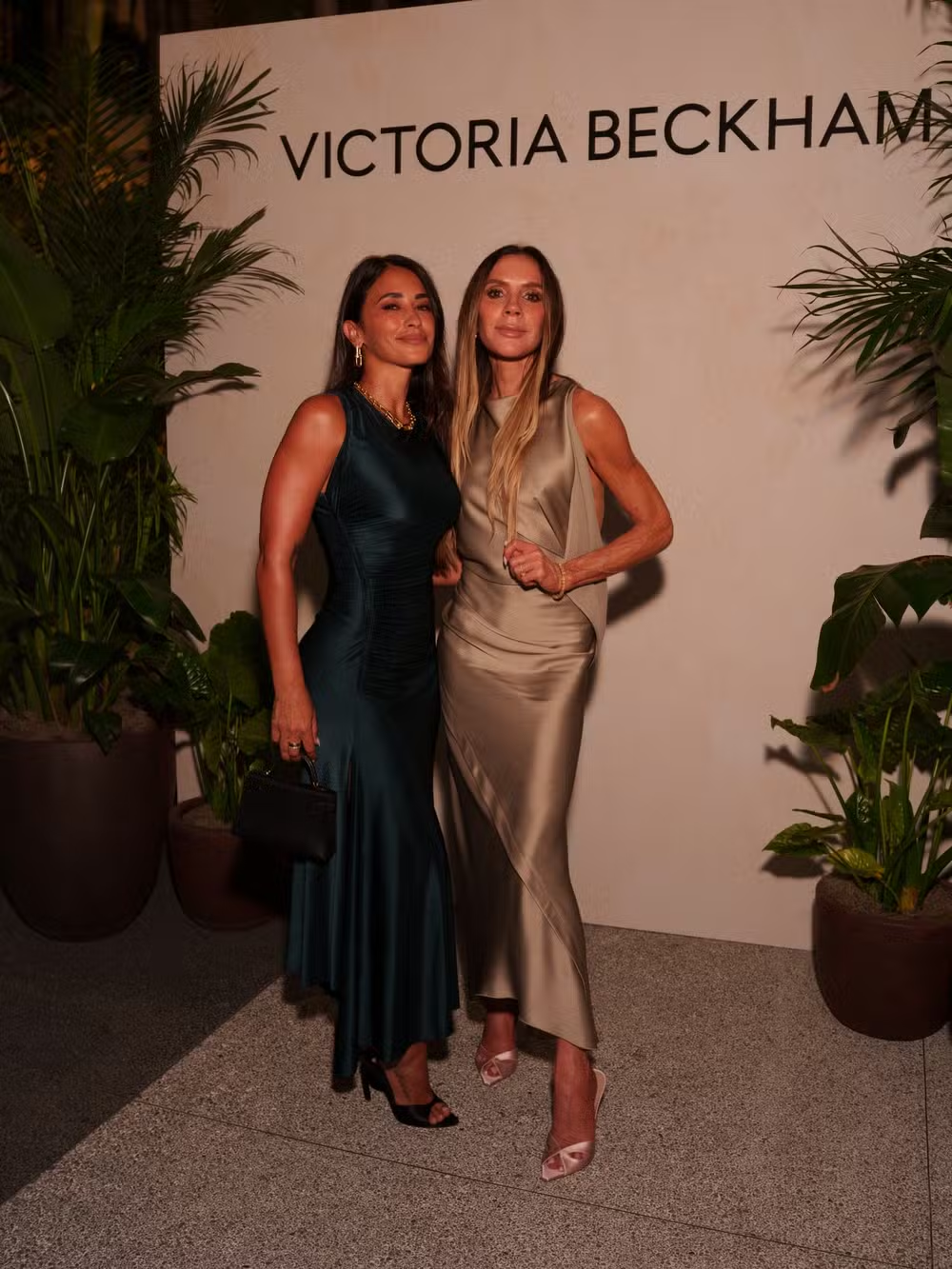 Khung h&igrave;nh quyền lực nhất l&agrave;ng WAGs thế giới: Vợ Messi đọ sắc c&ugrave;ng Victoria Beckham, kh&iacute; chất sang - xịn kh&oacute; ai b&igrave; kịp!- Ảnh 3.