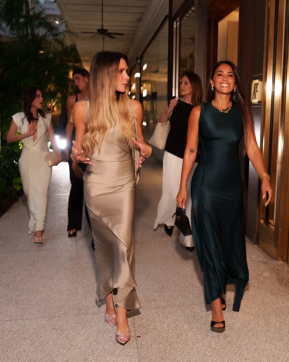 Khung h&igrave;nh quyền lực nhất l&agrave;ng WAGs thế giới: Vợ Messi đọ sắc c&ugrave;ng Victoria Beckham, kh&iacute; chất sang - xịn kh&oacute; ai b&igrave; kịp!- Ảnh 1.
