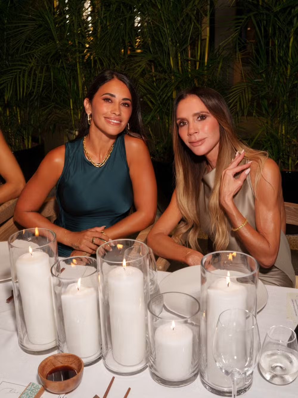 Khung h&igrave;nh quyền lực nhất l&agrave;ng WAGs thế giới: Vợ Messi đọ sắc c&ugrave;ng Victoria Beckham, kh&iacute; chất sang - xịn kh&oacute; ai b&igrave; kịp!- Ảnh 2.