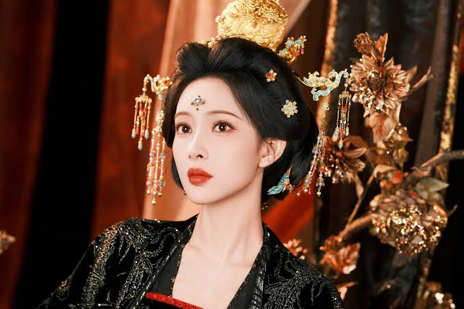 N&oacute;i về một m&agrave;u th&igrave; mỹ nh&acirc;n n&agrave;y v&ocirc; địch showbiz: Makeup &ldquo;4000 phim như 1&rdquo;, đến miếng độn vai cũng d&ugrave;ng đi d&ugrave;ng lại- Ảnh 5.