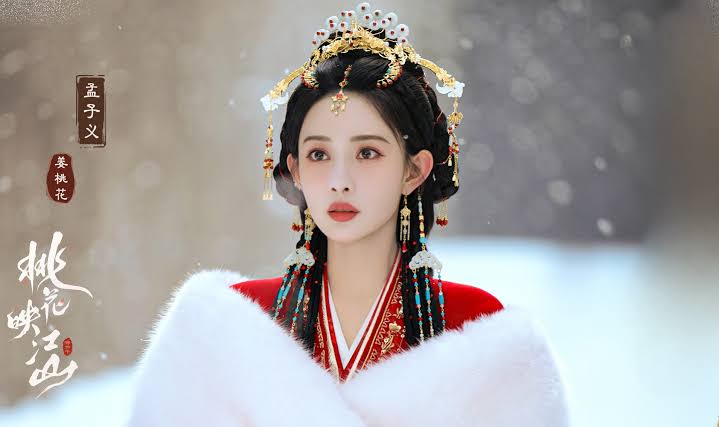 N&oacute;i về một m&agrave;u th&igrave; mỹ nh&acirc;n n&agrave;y v&ocirc; địch showbiz: Makeup &ldquo;4000 phim như 1&rdquo;, đến miếng độn vai cũng d&ugrave;ng đi d&ugrave;ng lại- Ảnh 6.